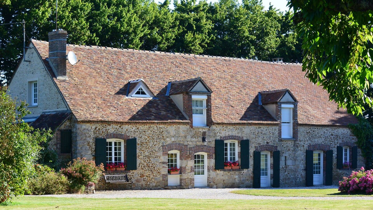 Courtenay House | Beautifully restored 18th century farmhouse - heated swimming pool - tennis