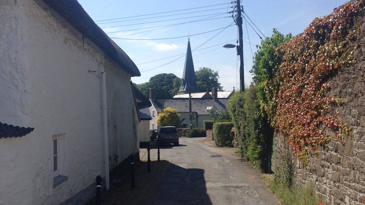 Kings Nympton Cottage | Beautifully restored thatched cottage near award winning pub - The Grove Inn