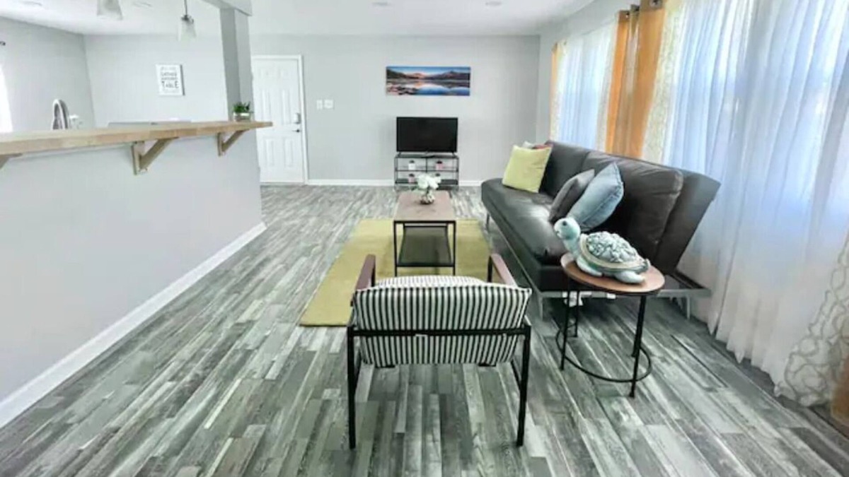 Greenwood House | Beautifully Updated in Greenwood, 15 min to Indy!