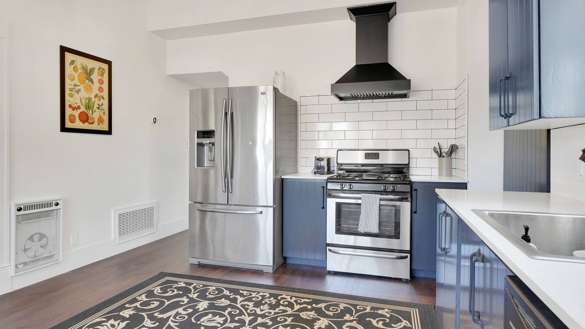 Jackson House | Beautifully Updated Victorian 2 blocks from Historic Main Street!