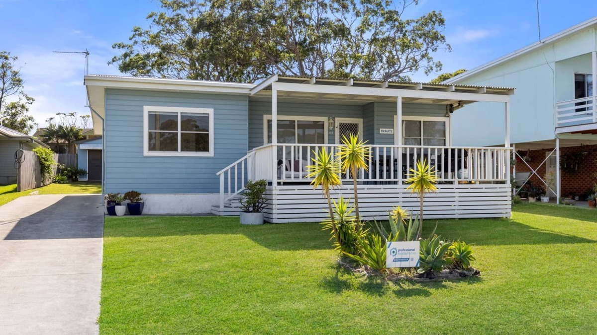 Culburra Beach House | Beauts - Pet Friendly - 5 Minutes Walk to the Beach