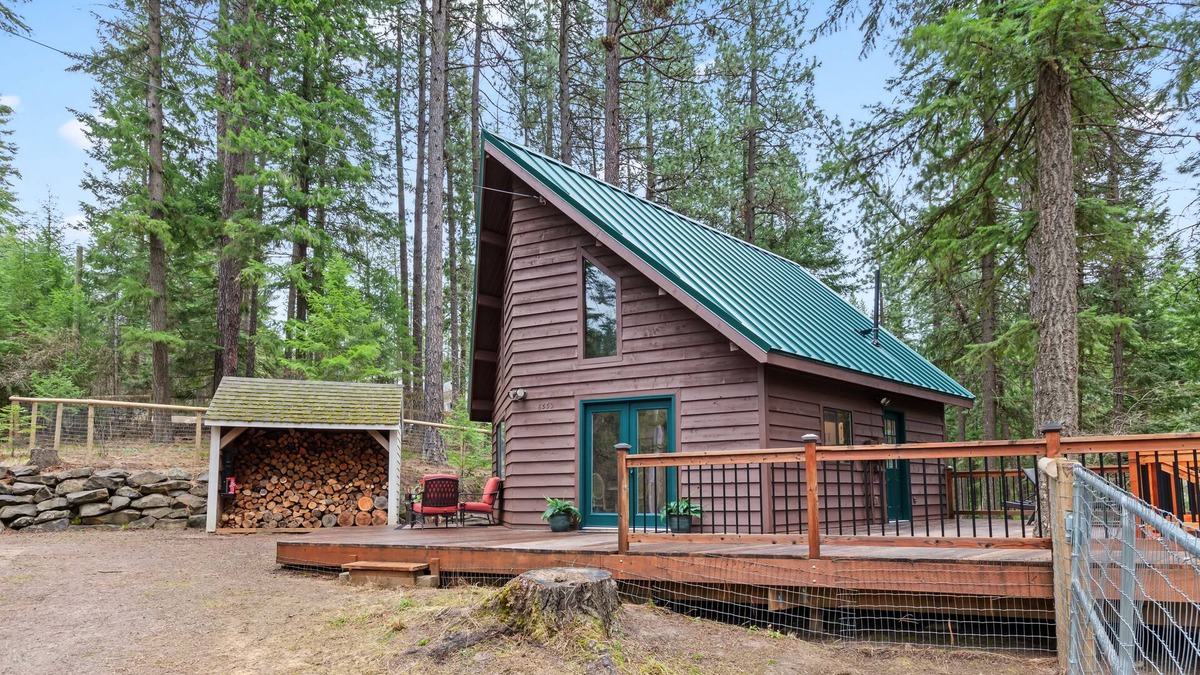Coeur d'Alene Cabin | Beauty Bay Lake Cabin with Boat Slip on Lake Coeur d'Alene