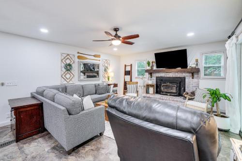 Garfield House | Beaver Lake Getaway with 2 Decks, Grill, and Views!