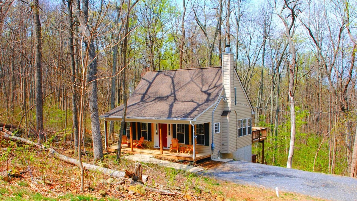 Front Royal House | Beavers Hill Cottage a Mountain getaway in Virginia Wine country! W/hot tub