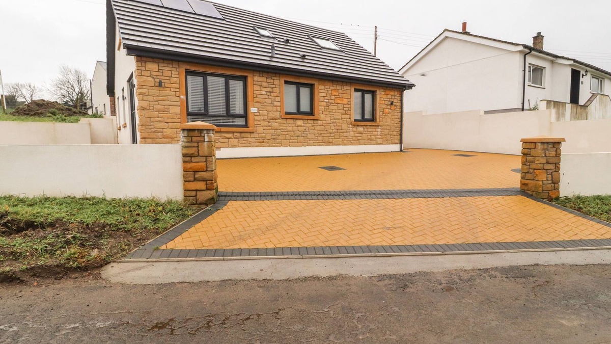Eaglesfield Cottage | BECKSIDE HOUSE, pet friendly, with a garden in Cockermouth