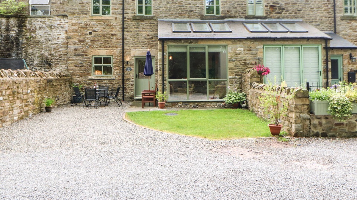 Barnard Castle Cottage | BECKSIDE, pet friendly, with a garden in Middleton-In-Teesdale