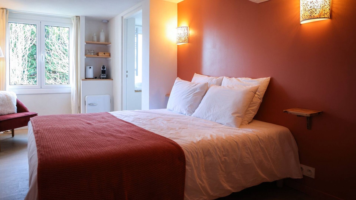 La Bastide-Clairence Bed & Breakfast | Bed and Breakfast 'Maison Perbos 1556 - Lurra' with Shared Pool, Wi-Fi and Air Conditioning