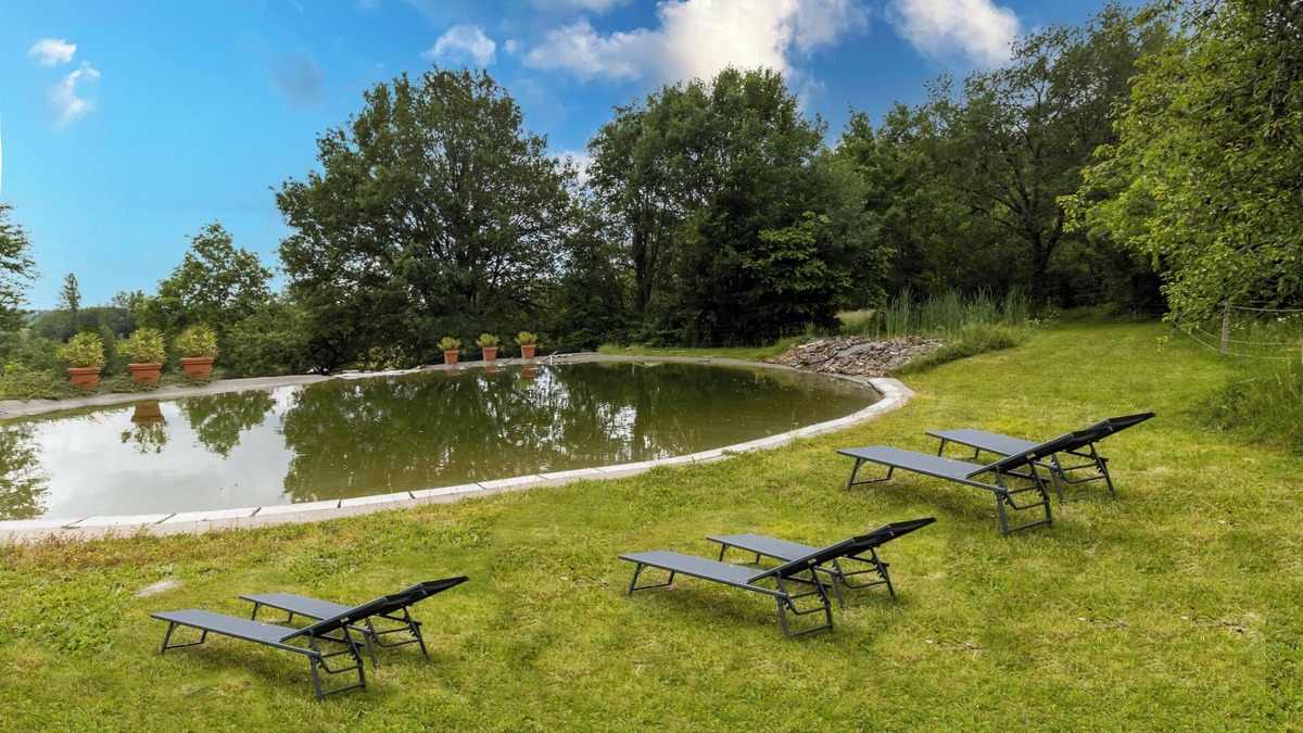 Auriac-du-Perigord Bed & Breakfast | Bed and Breakfast 'Chambre Coquelicot' with Shared Terrace and Shared Garden