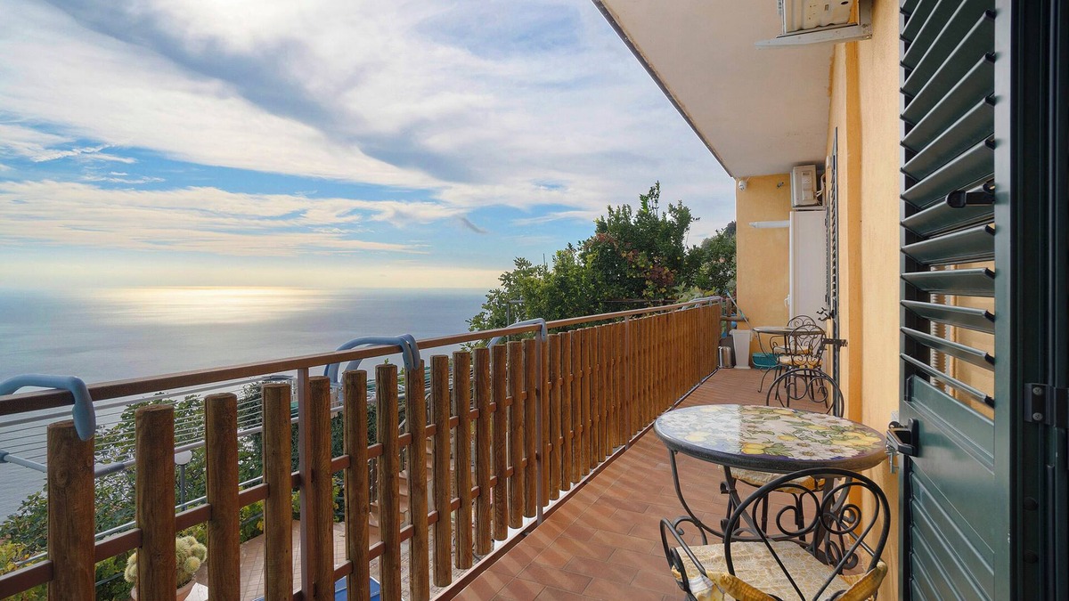 San Michele Bed & Breakfast | Bed and Breakfast 'Camera Amalfi Con Vista Mare' with Sea View, Wi-Fi and Air Conditioning
