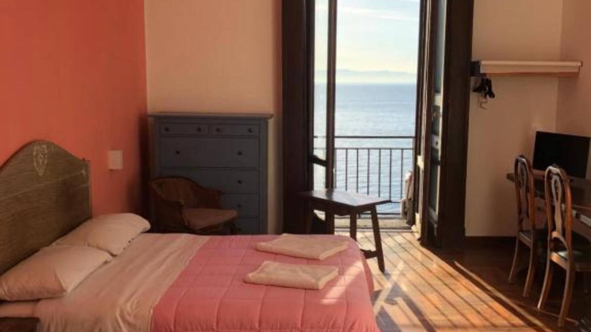 Posillipo Bed & Breakfast | Bed and Breakfast 'Camera La Regina Del Mare' with Balcony, Wi-Fi and Air Conditioning