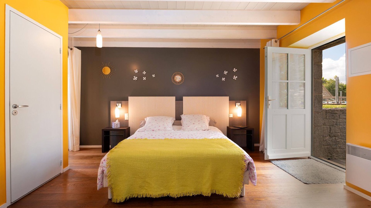 Arzano Bed & Breakfast | Bed and Breakfast 'Chambre Magnolia' with Shared Pool, Shared Terrace and Wi-Fi