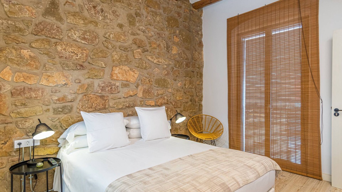 Balaguer Apartment | Bed and Breakfast 'Habitació Doble' with Shared Terrace, Wi-Fi and Air Conditioning
