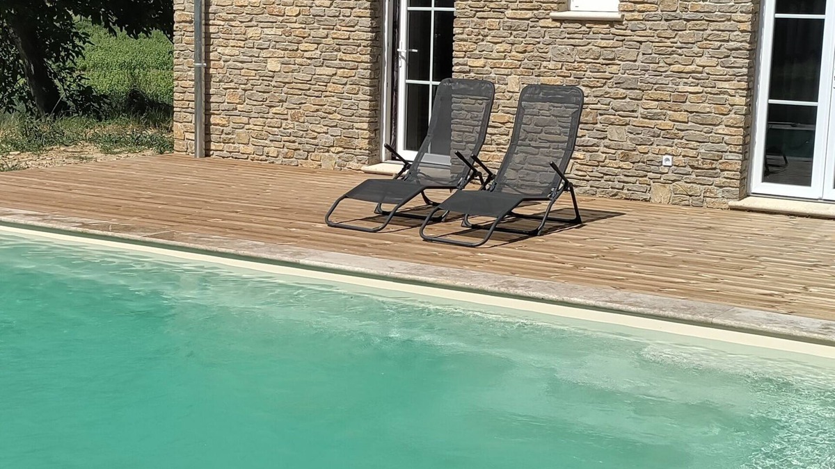 Faucon Bed & Breakfast | Bed and breakfast with view of the vineyards. New!