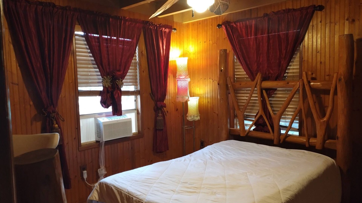 Ludlam Bed & Breakfast | Bed and fresh breakfast and green areas.contac for natural farm