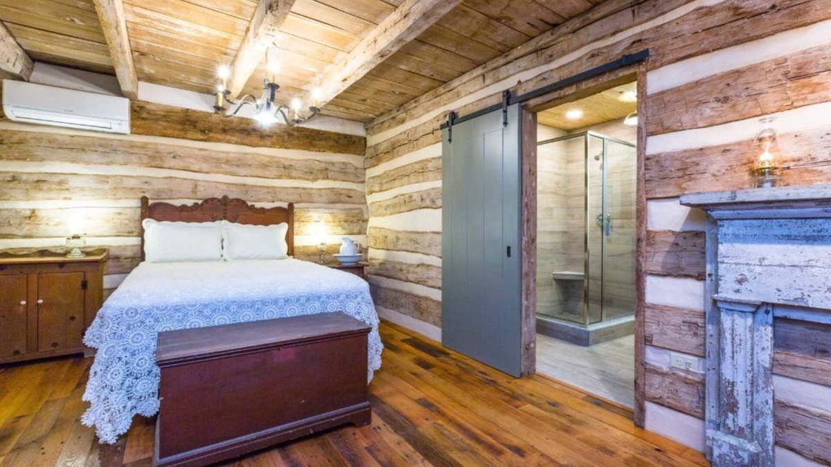 Swoope Bed & Breakfast | Bed&Breakfast in a 1795 Log Cabin on working farm, Margaret Baylor-Swoope suite