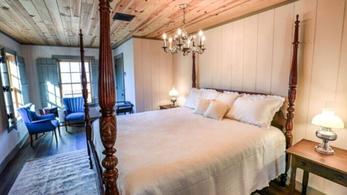 Staunton Bed & Breakfast | Bed & Breakfast in a 1795 Log Cabin on working farm, Eliza Trent Swoope Suite