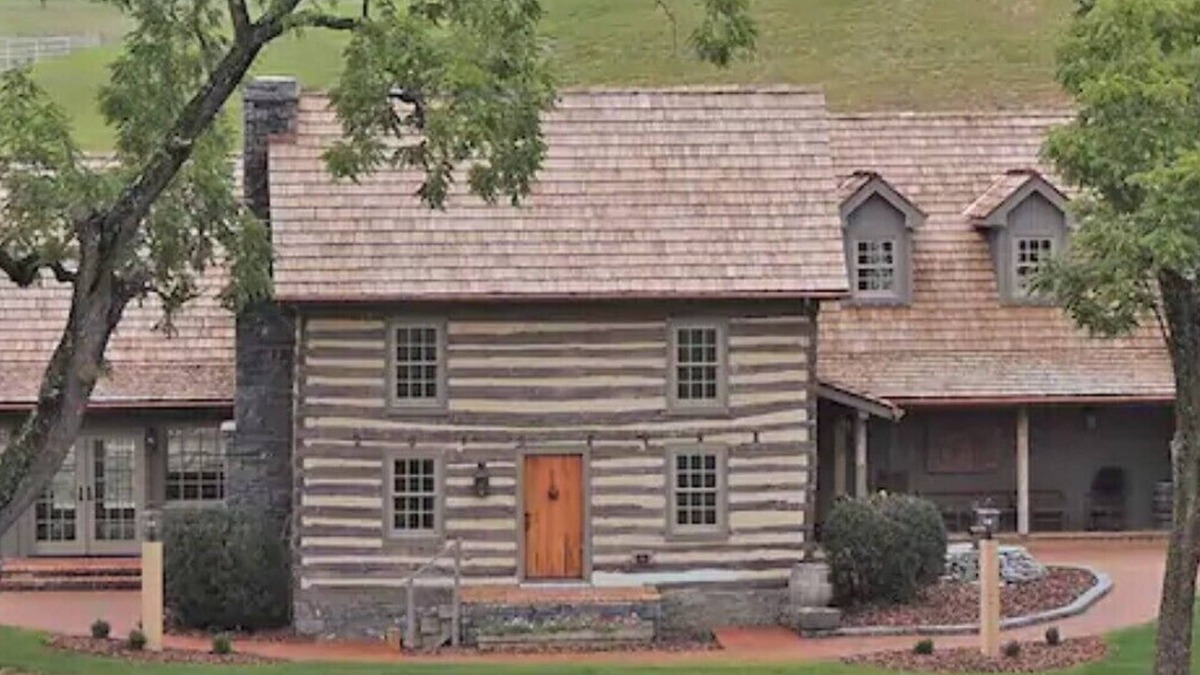 Swoope Bed & Breakfast | Bed & Breakfast in a 1795 Log Cabin on working farm, George Washington, Sr Suite