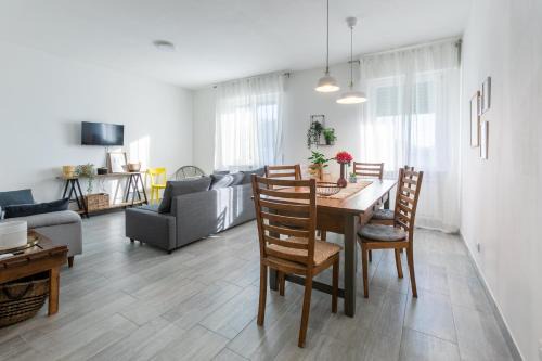 Castelnuovo del Garda Apartment | Bed gold