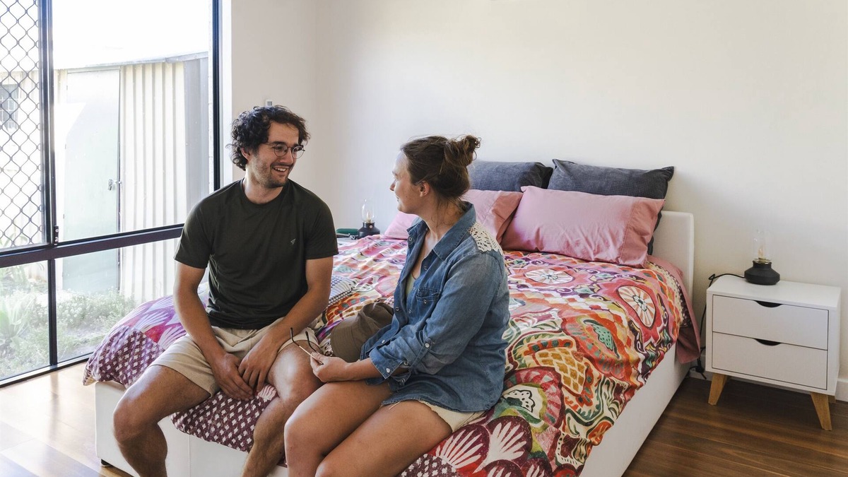 Midvale Bed & Breakfast | Bedroom 1: Ensuite: Free Wifi : AirCon : QueenBed