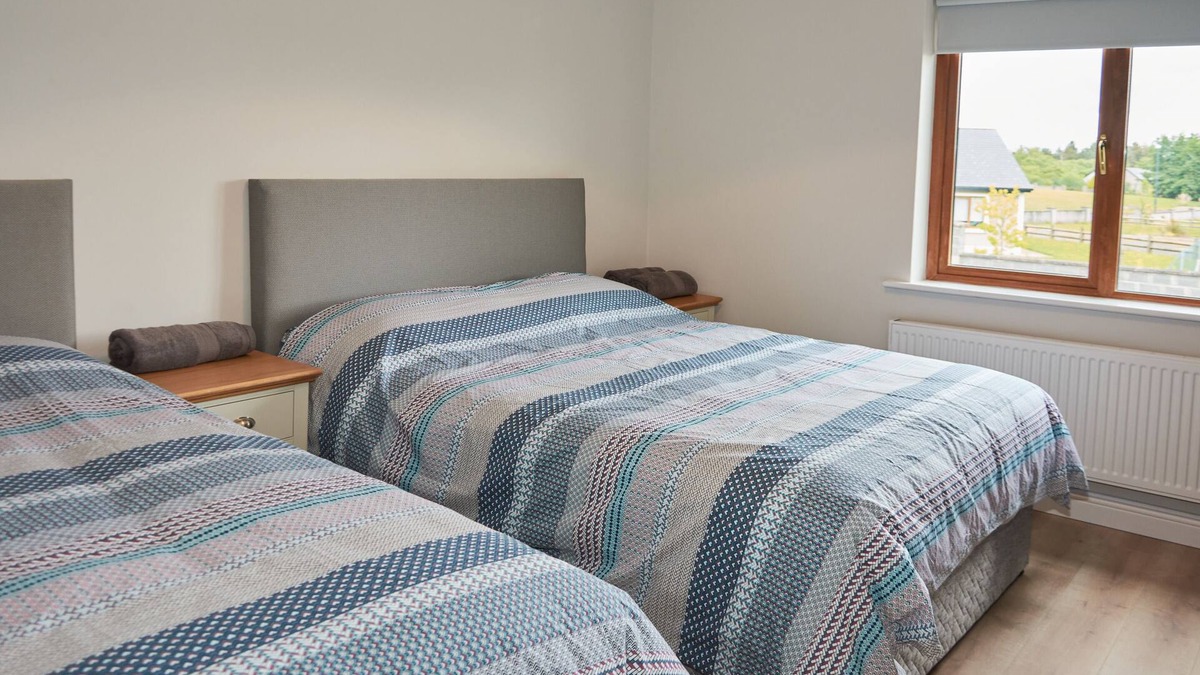 Dromod House | Bedroom 1, triple room with shared bathroom