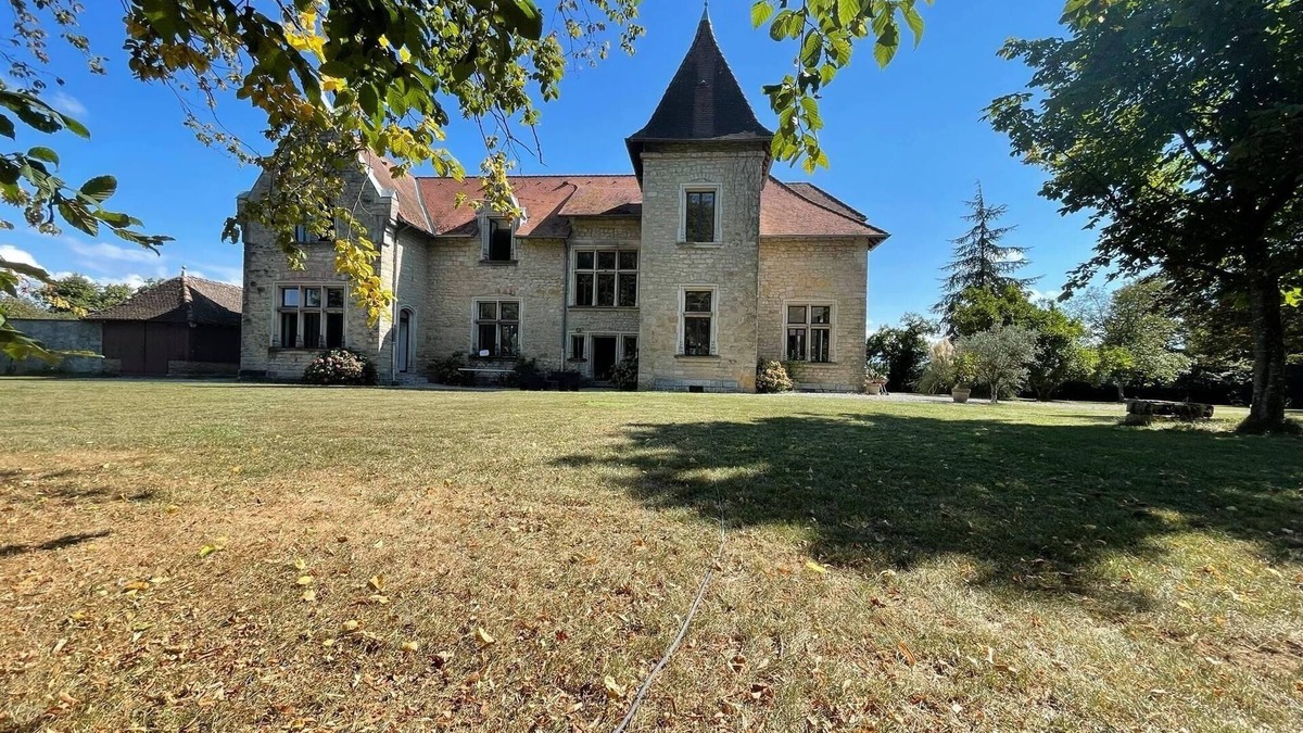 Saint-Clair-de-la-Tour Bed & Breakfast | Bedroom with bathroom - Chateau du Mouillat