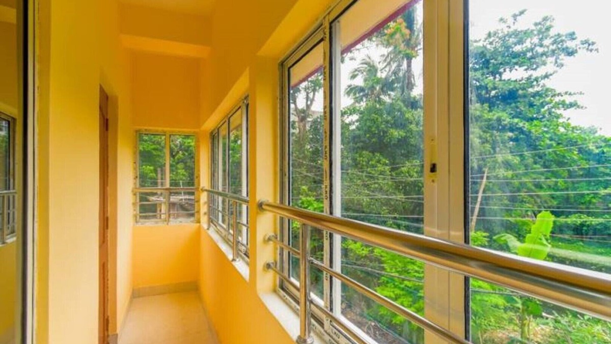 Kolkata Apartment | Bedroom with a balcony view - CORPORATE INN