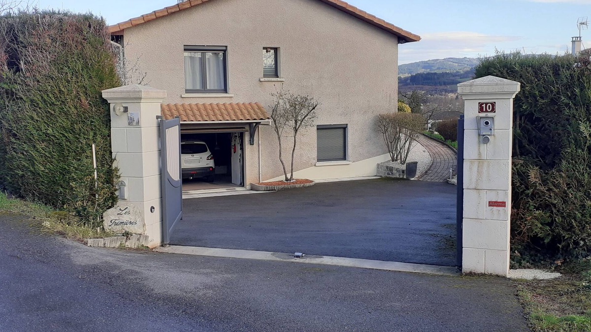 Chauffailles Bed & Breakfast | Bedroom with ensuite bathroom, South Burgundy