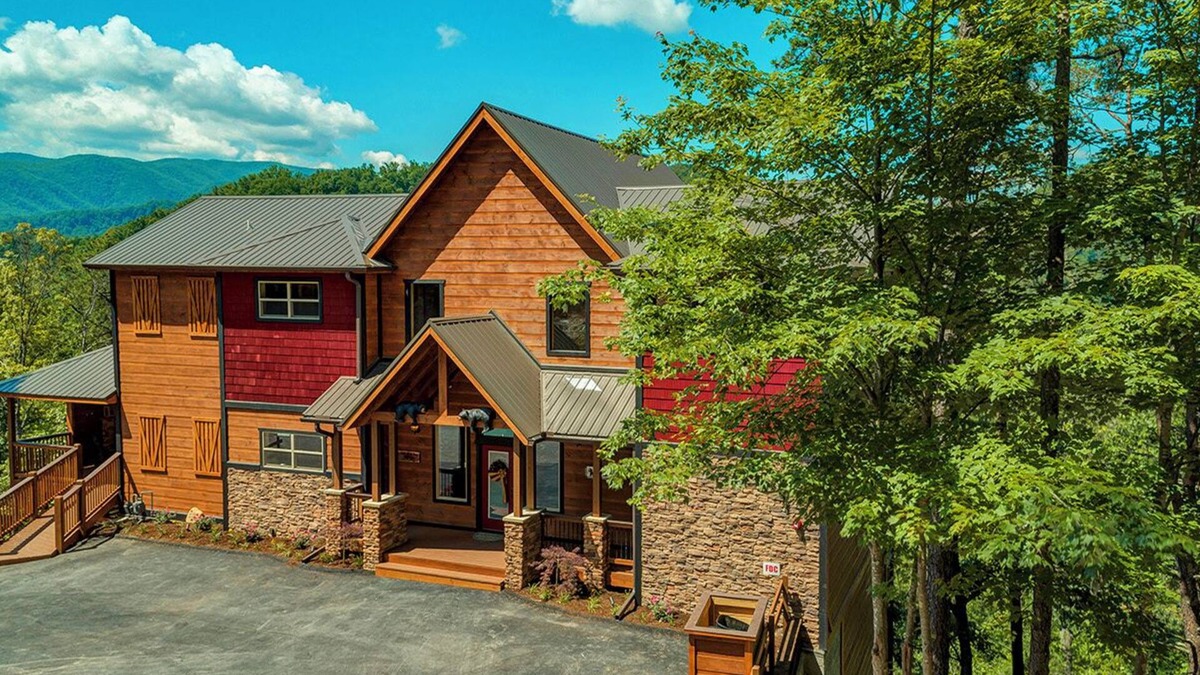 Pigeon Forge Cabin | Bee Chillin Bear Inn, free tickets, no catch!