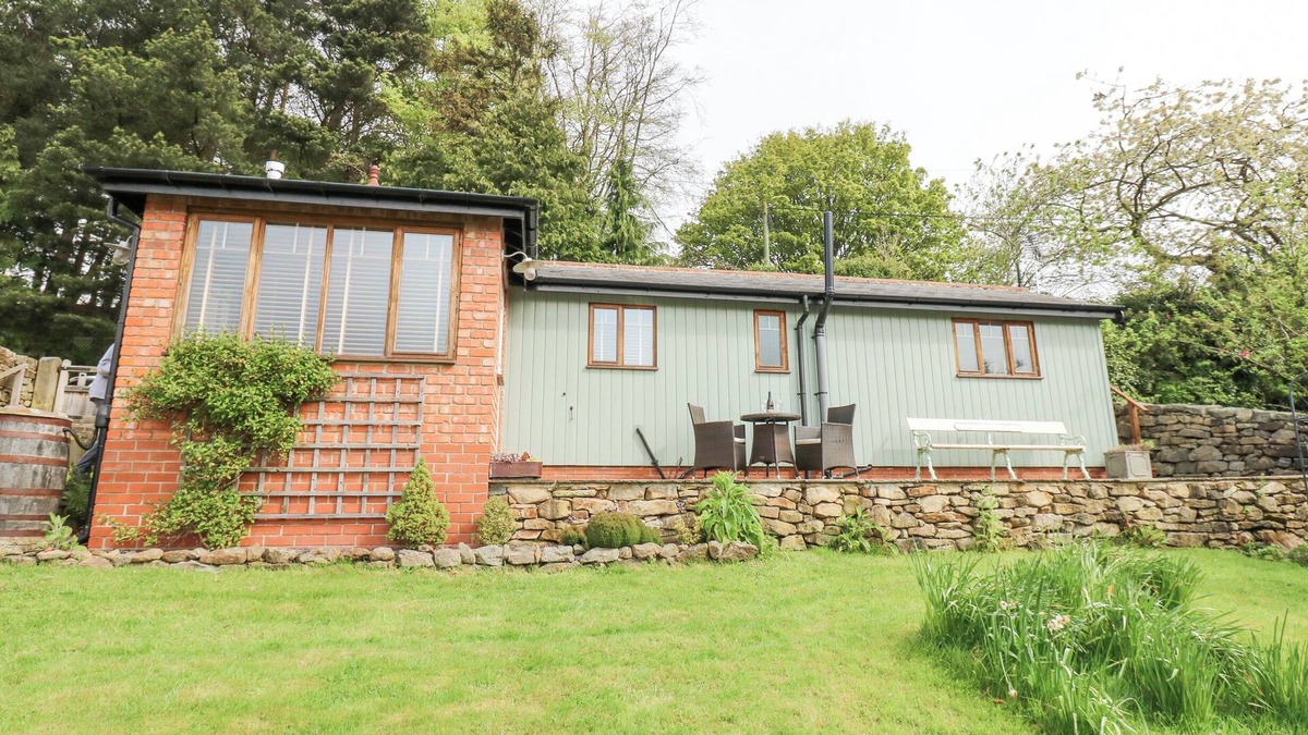 Castleton Cottage | BEE GARTH, with open fire in Castleton