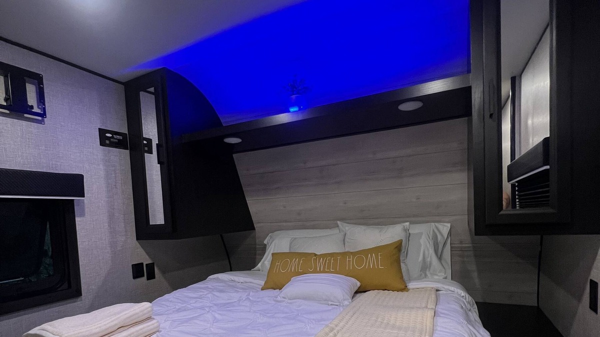 Rotterdam Junction House | Bee (🐝) happy camper! Comfy 30' w/ full bathroom ✨