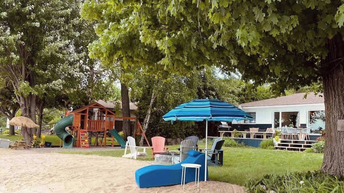 Fenelon Falls Cottage | Bee's Luxury BeachHouse - Hot tub, Sauna, Playground, & Game room