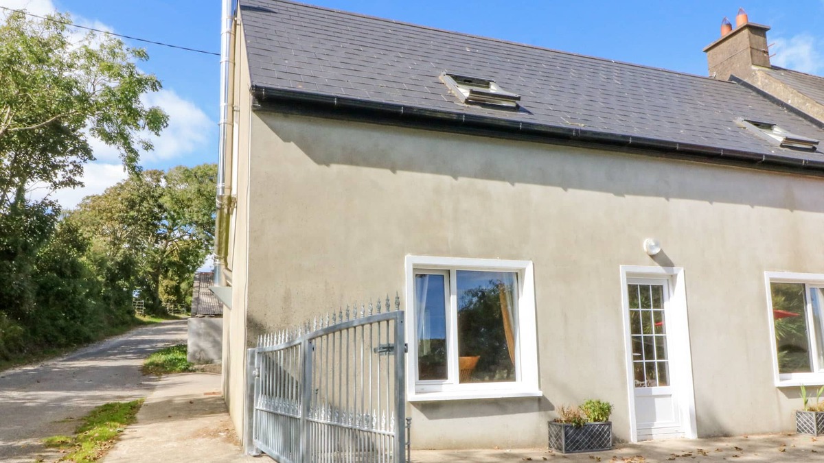 Kilbrittain Cottage | BEEHIVE COTTAGE, pet friendly in Kilbrittain, County Cork