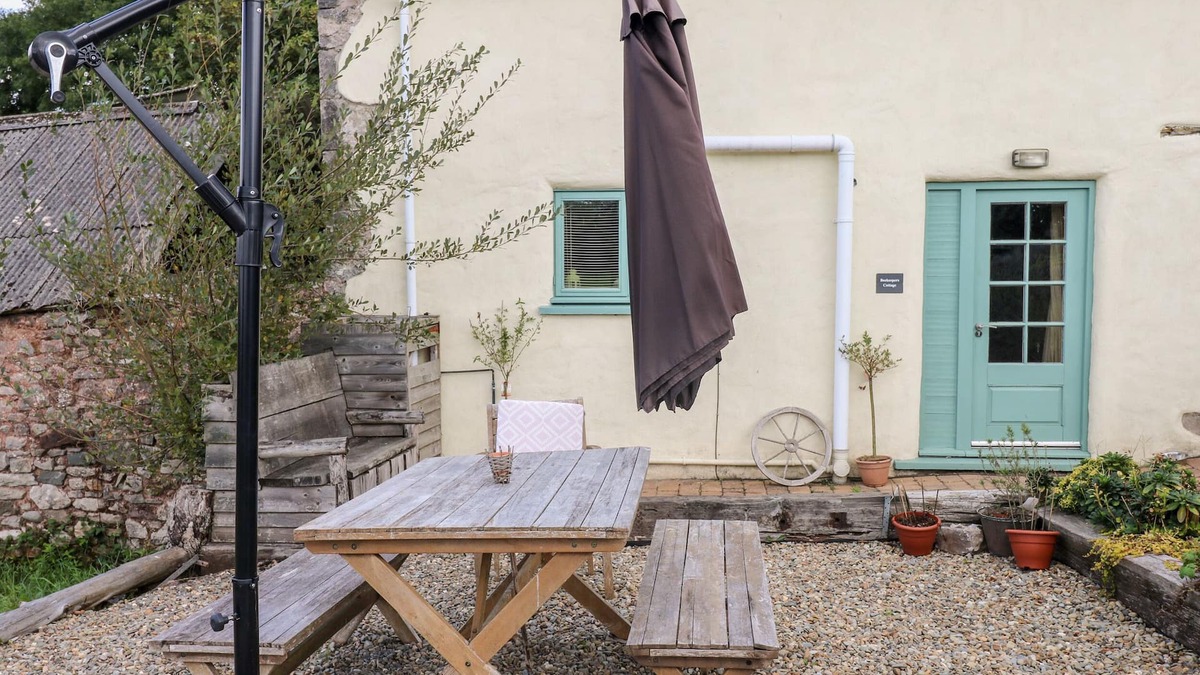 Cosheston Cottage | BEEKEEPER'S COTTAGE, pet friendly, with a garden in Pembroke