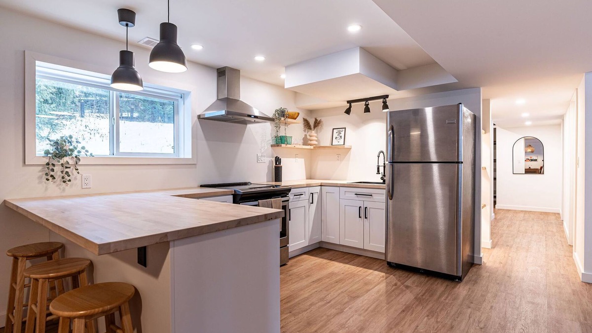 Revelstoke Bed & Breakfast | Begbie B&B | 3 mins from ski hill