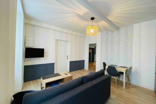 Saint-Jean-d'Angely Apartment | Bel appartement avec cour privée