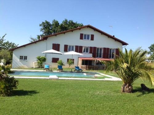 Domezain-Berraute Apartment | Bel appartement T3 dans maison basque avec vue sur montagne