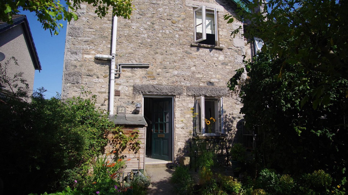 Milnthorpe Cottage | BELA COTTAGE, pet friendly, with open fire in Milnthorpe