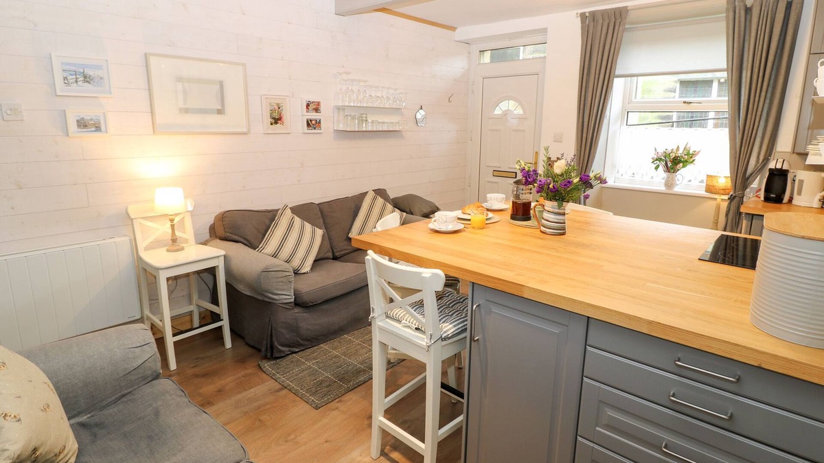Hepworth Cottage | BELL COTTAGE, pet friendly, with a garden in Holmfirth