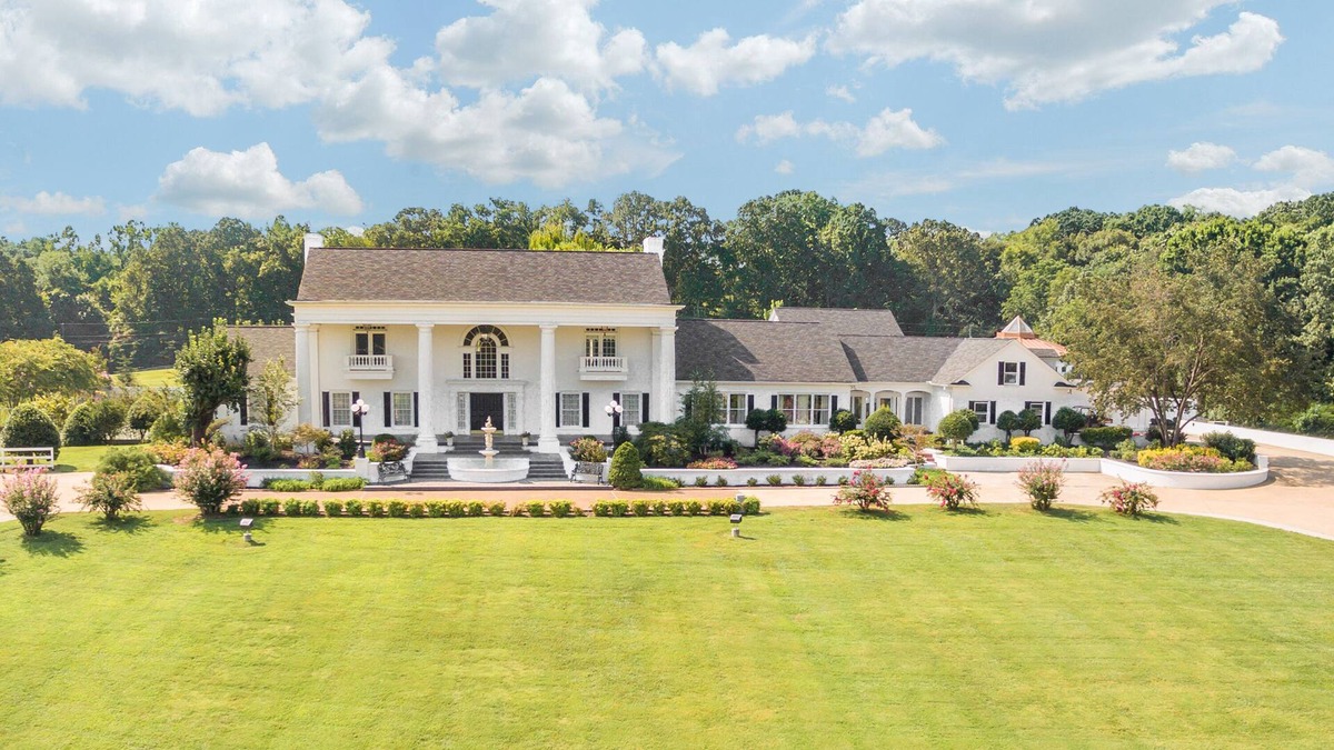 Ooltewah House | Bell Mill Mansion-Tennessee's Vacation & Wedding Venue with Resort Amenities