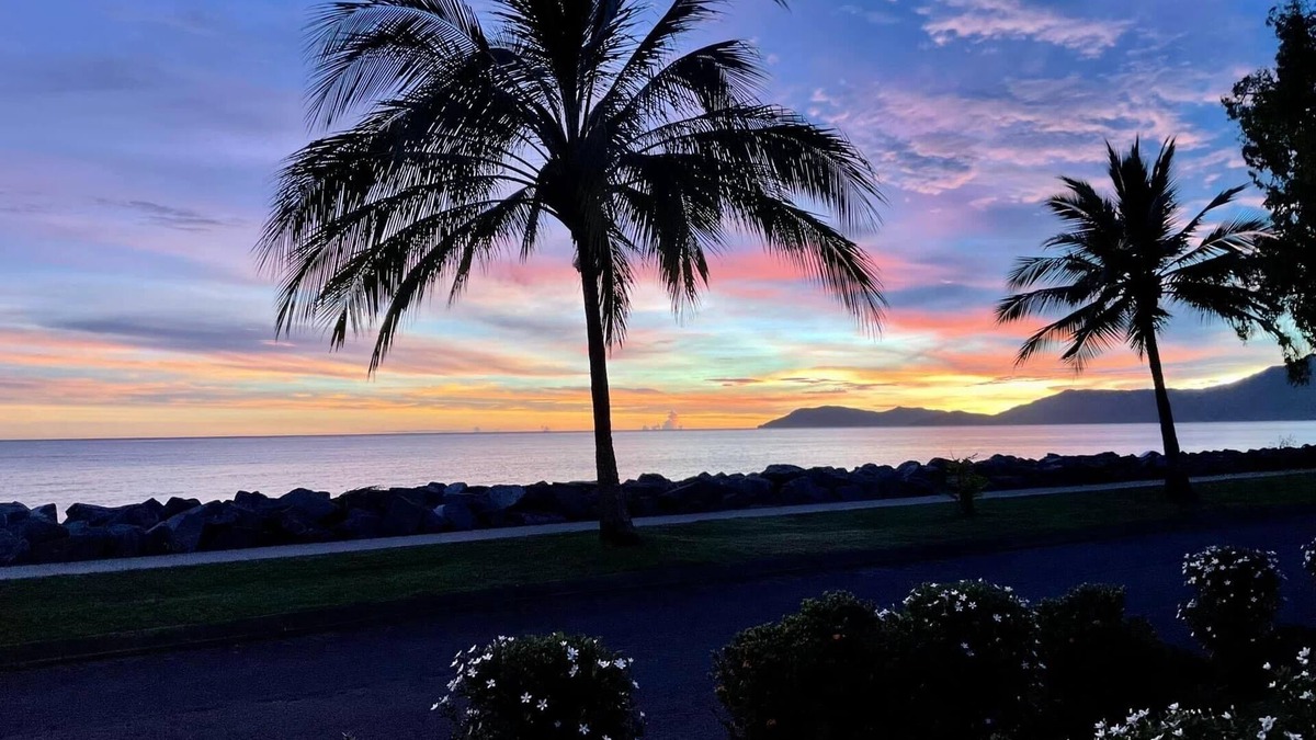 Machans Beach House | Bella Ohana Ocean views over the coral sea relax in the spa on sunset