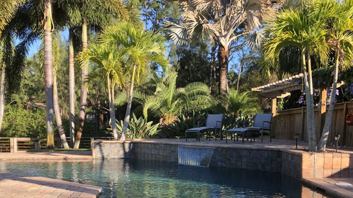 Stuart Bed & Breakfast | Bella's B&B a Tropical Treasure ROOM#2 no fees Queen bed, private bath