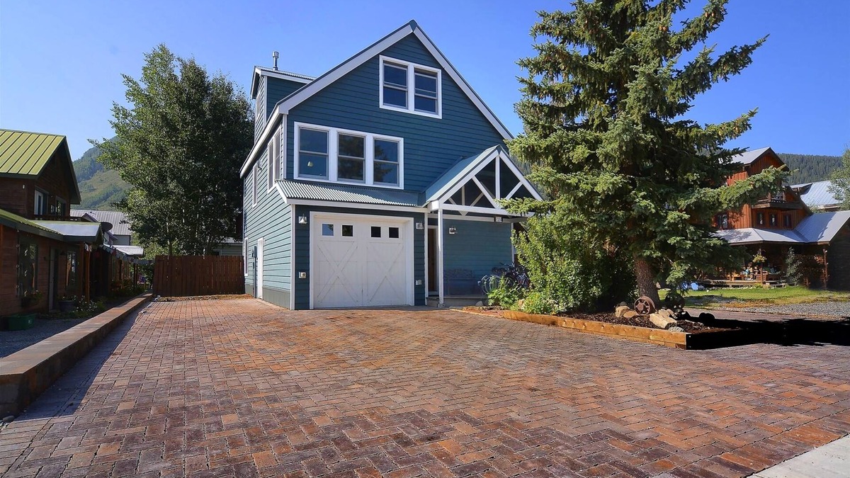Crested Butte House | Bella View/Pet Friendly Luxury Home in Town! Walk to it All! Hot Tub! Garage