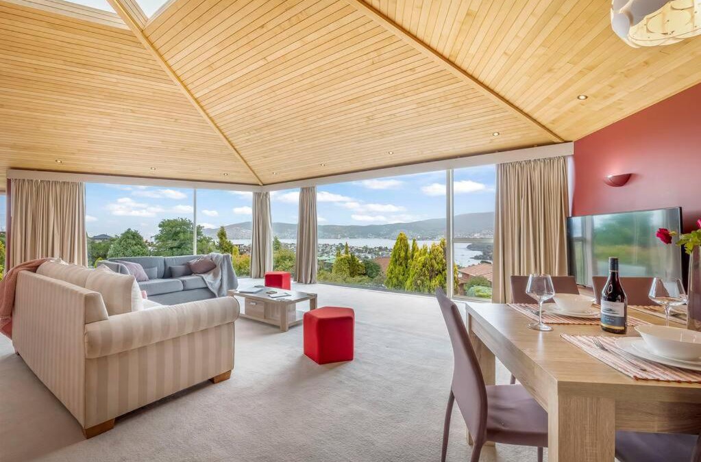 Bellerive House | BELLA VISTA Large Family Home Views Forever