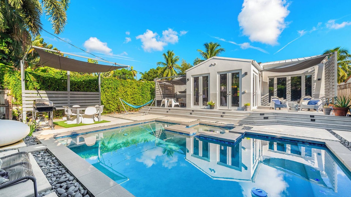 Bayside Historic District House | Belle Bungalow: A Cozy Retreat with Vintage Charm in gated community and pool