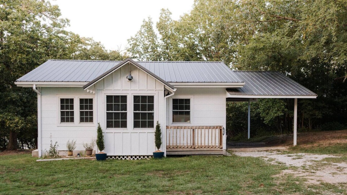 Eagle Rock House | Belle Cottage lake side with view walk down to water