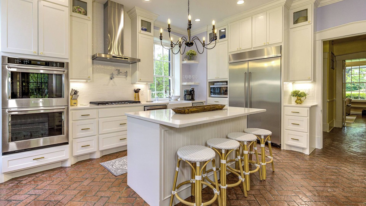 Vicksburg House | Belle Terre Mansion - Remodeled Pre-Civil War- Contemporary. Southern. History.