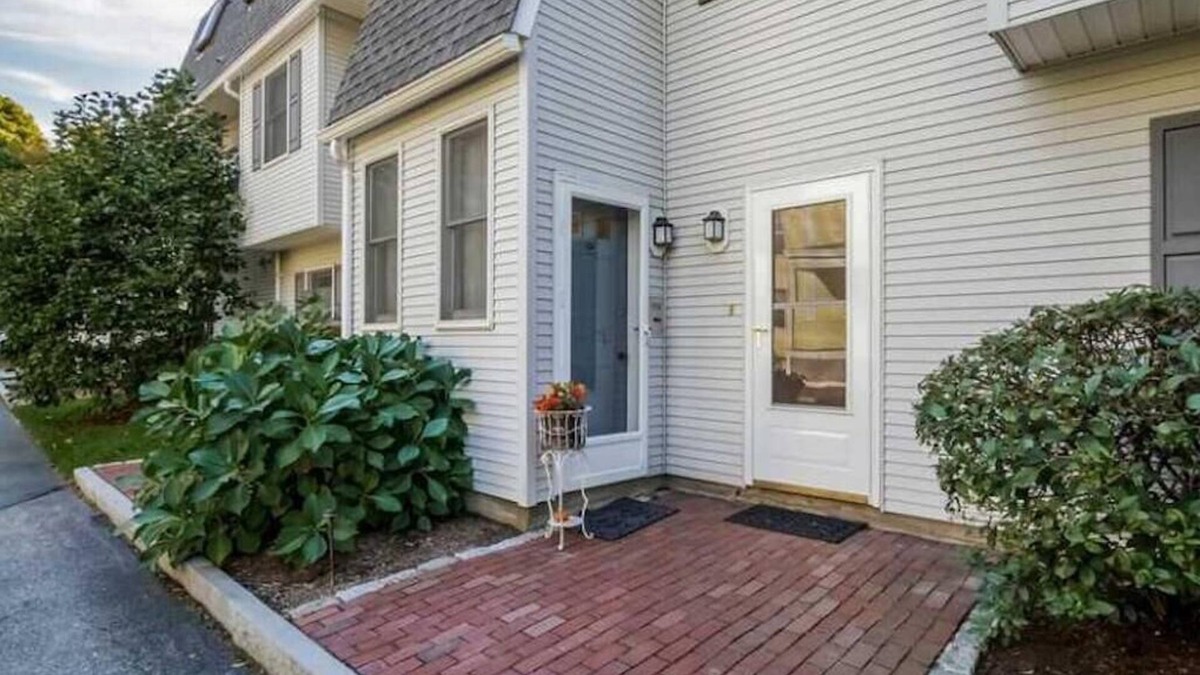 Bellevue Avenue Historic District Condo | Bellevue Ave, Steps to Everything! With Pool and Tennis