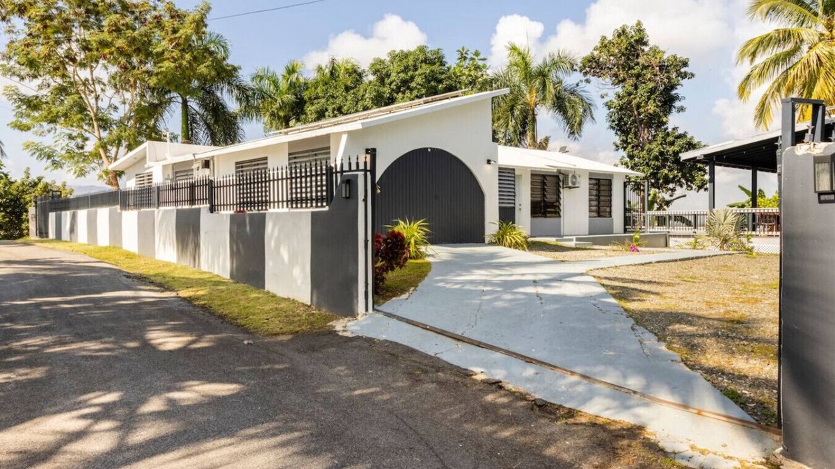 Jimenez Apartment | Bello Monte Retreat House with Pool in El Yunque