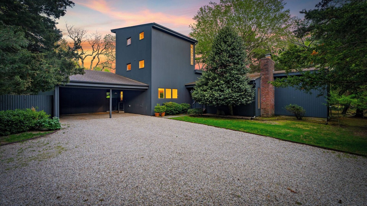 Bellport House | Bellport Designer Home/Pool Forest Fire Pit