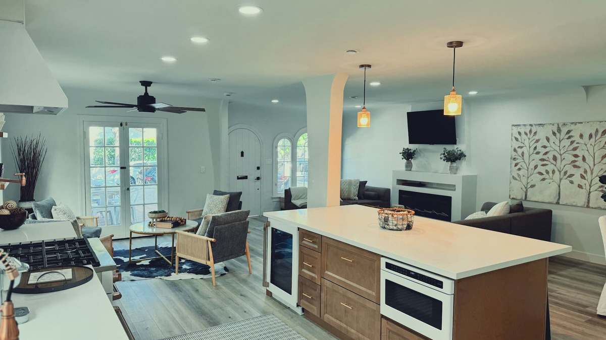 Belmont Shore House | Belmont Shore Beach Home, Sleeps 8+, Walk to Beach – Balcony & Patio